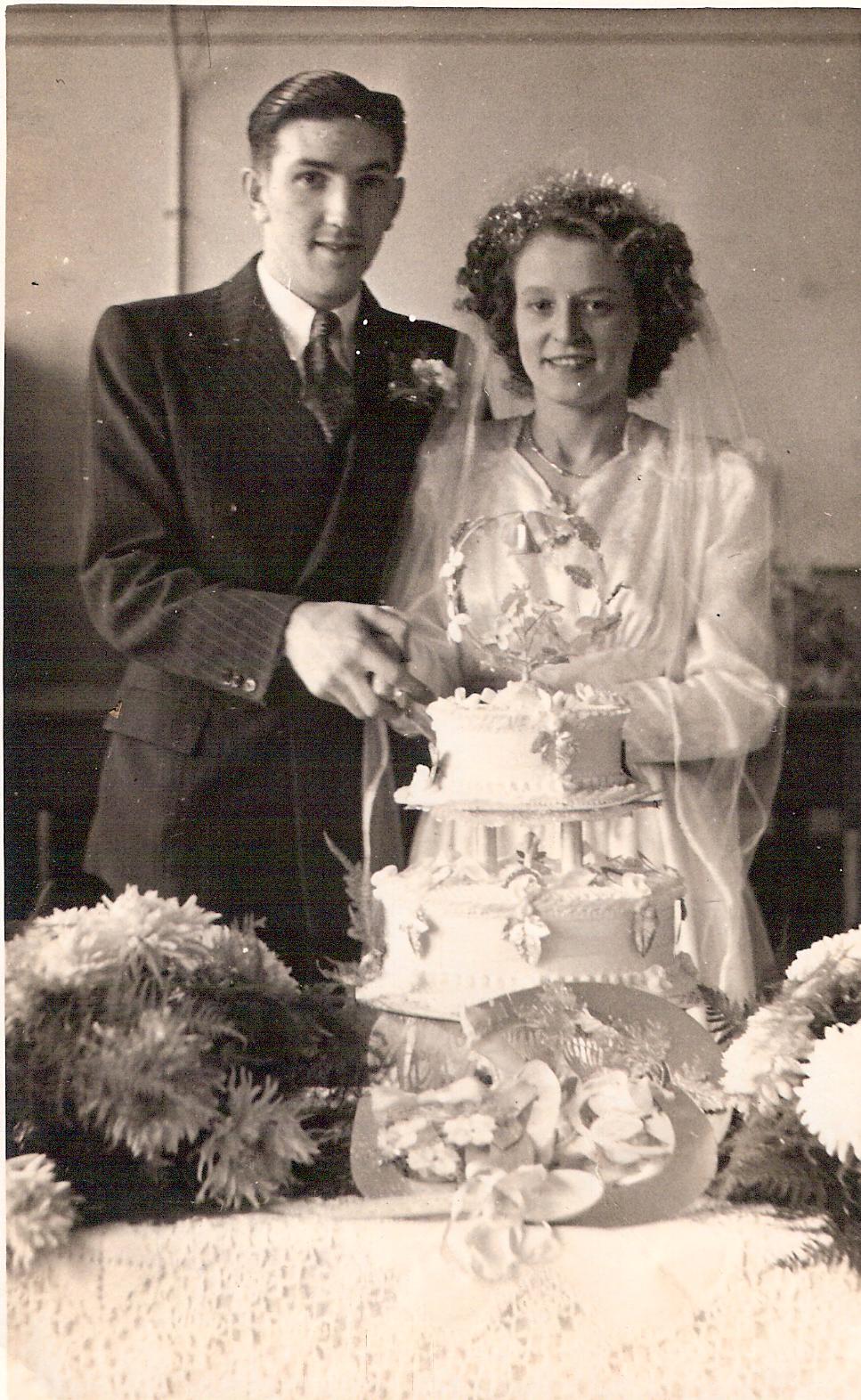 Edna May Bailey & James Benjamin Bailey, the bride and groom cut the cake