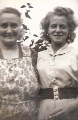 Edna May Bailey ( 1927 - 2010 ) and her mum Hilda Beason